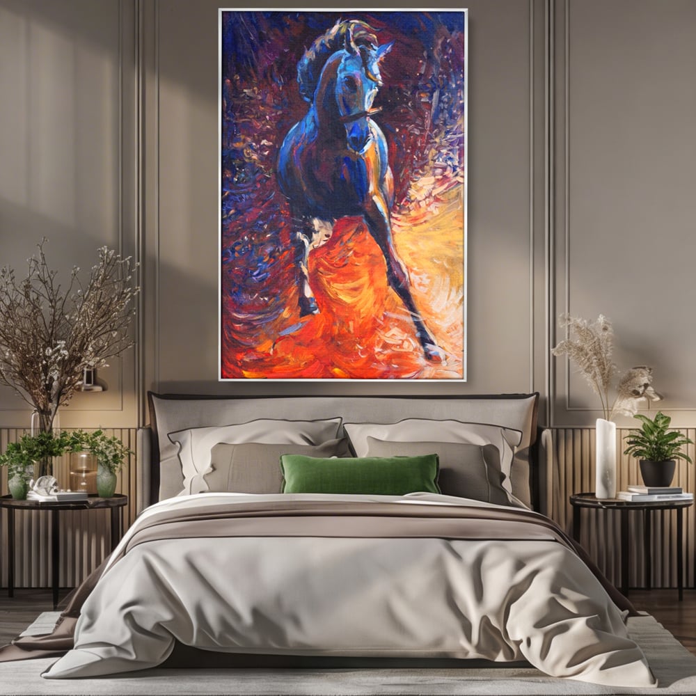 Tablou canvas cu tablou canvas cu un cal albastru in alergare, in rama de aluminiu argintiu, pe perete intr-un dormitor